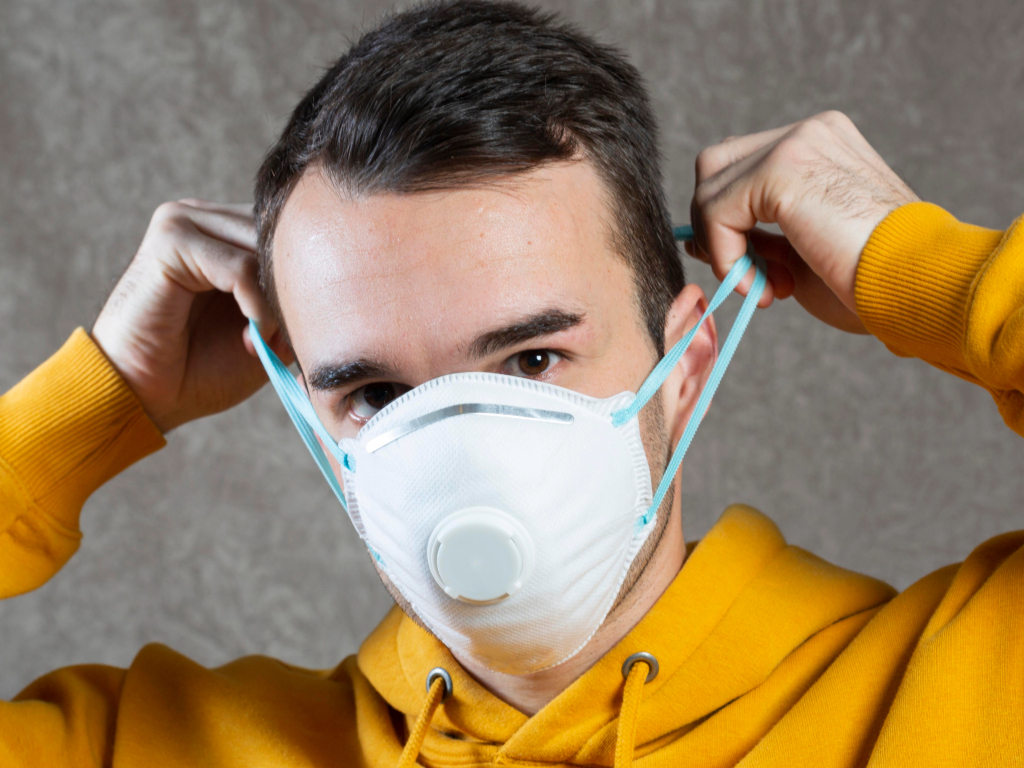 Hombre con mascara de proteccion respiratoria